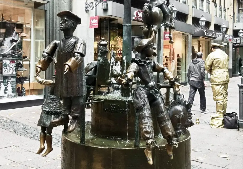 Aachen Akwizgran zwiedzać zwiedzanie atrakcje turystyczne fontanna lalki