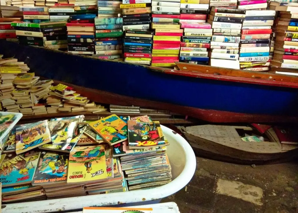 Księgarnia Libreria Acqua Alta w Wenecji Włochy