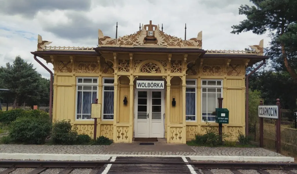 Tomaszów Mazowiecki atrakcje turystyczne. Co zwiedzać w Tomaszowie Mazowieckim. Dworzec kolejowy Wolbórka w skansenie rzeki Pilica. Dawny Czarnocin