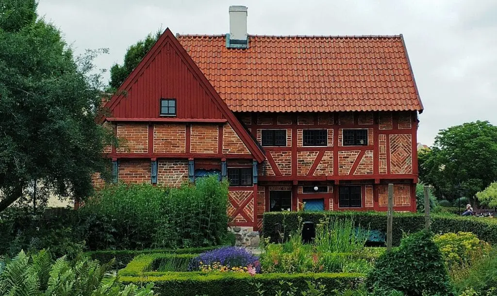 Zwiedzanie Ystad. Co robić w Ystad. Co warto zobaczyć w Skanii. Atrakcje turystyczne Ystad. Architektura szachulcowa Szwecja.