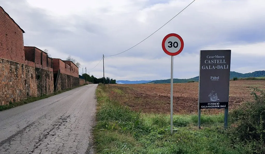 Trójkąt Dalego. Zamek Gali Dali w Pubol. Zwiedzanie Hiszpanii śladem Salvadora Dali. Zamek Salvadora Dali. Atrakcje Katalonii.