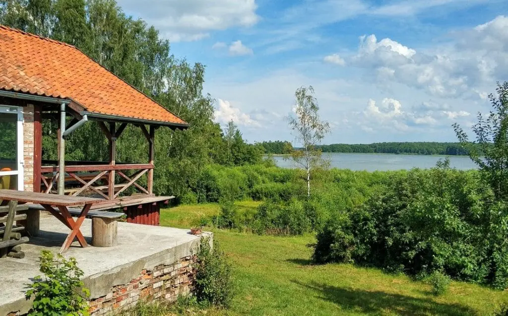 Jerzwałd. Dom Zbigniewa Nienackiego. Jezioro Płaskie