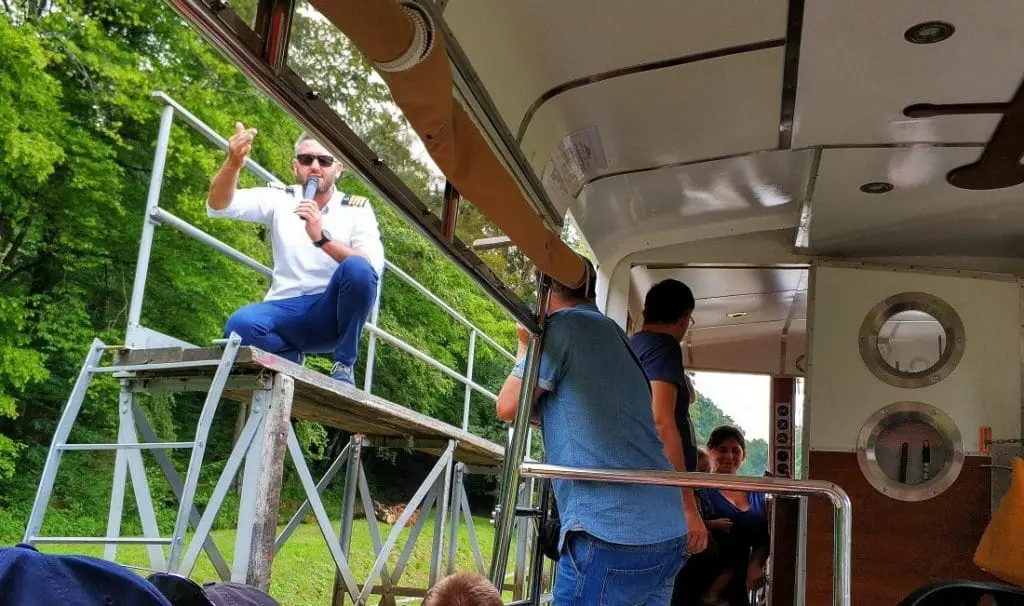 Kraina Kanału Elbląskiego pochylnia Buczyniec. Statek Bursztyn. Statkiem po trawie