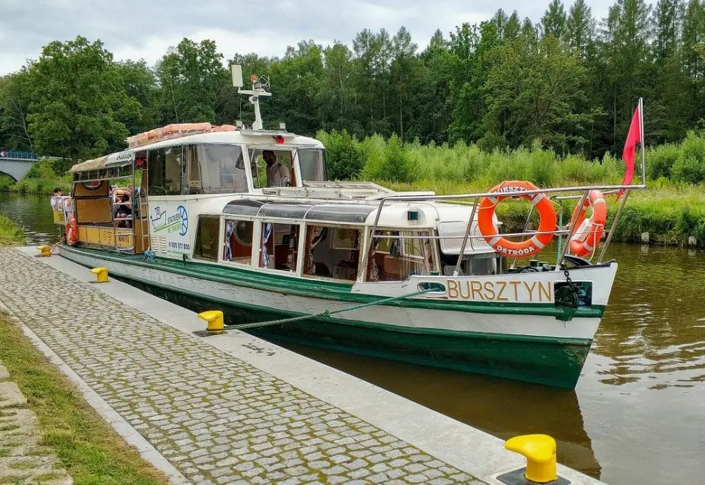 Kraina Kanału Elbląskiego pochylnia Buczyniec. Statek Bursztyn. Statkiem po trawie