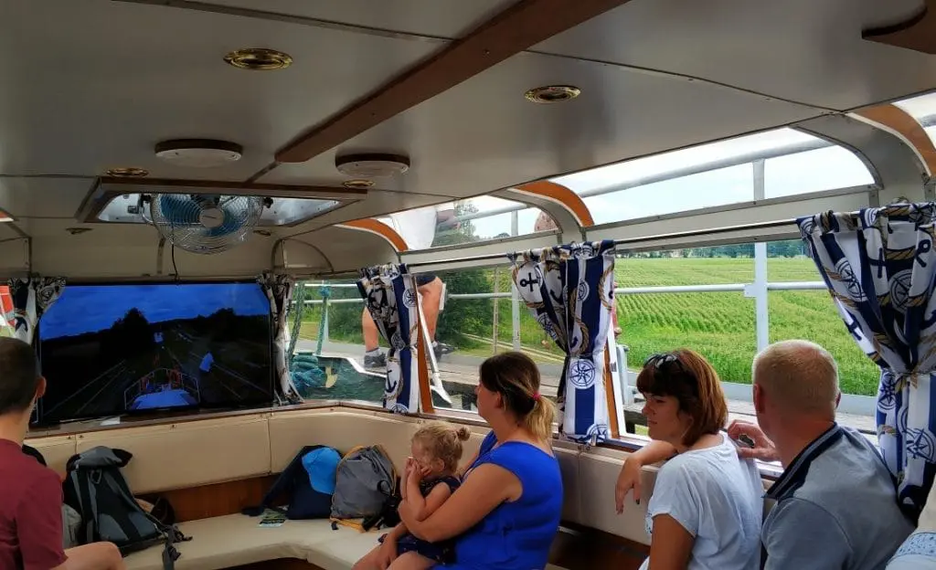 Kraina Kanału Elbląskiego pochylnia Buczyniec. Statek Bursztyn. Statkiem po trawie