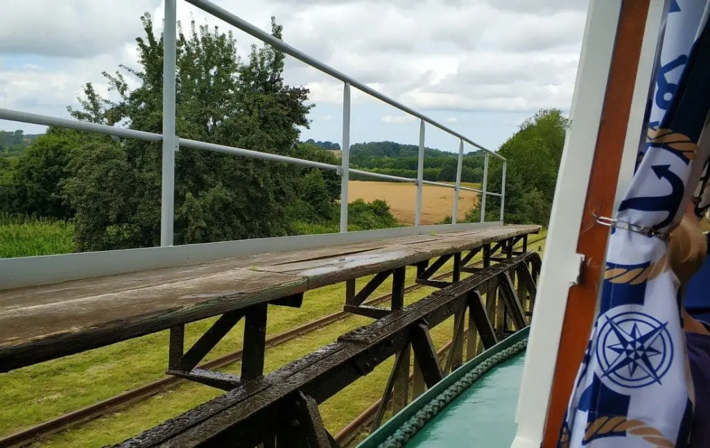 Kraina Kanału Elbląskiego pochylnia Buczyniec. Statek Bursztyn. Statkiem po trawie