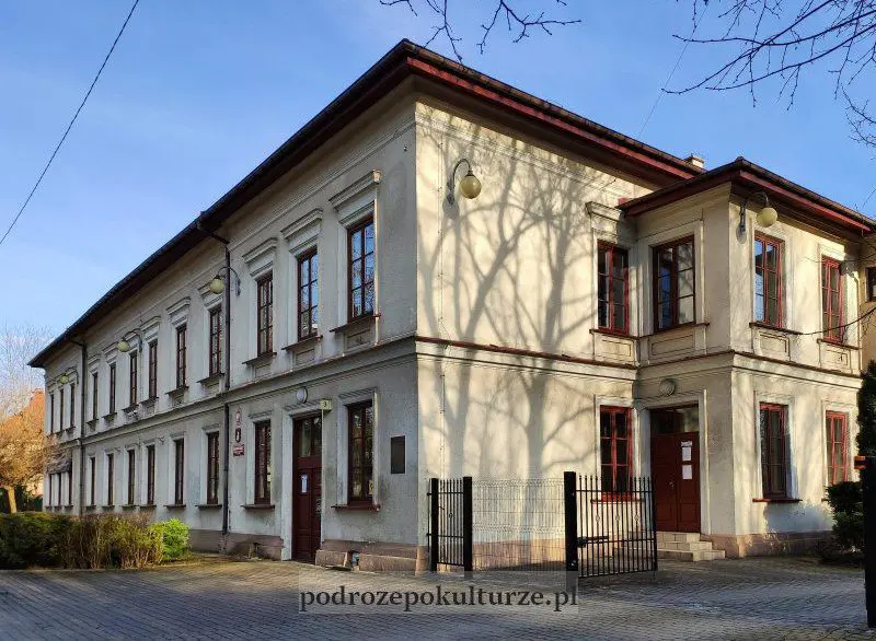 Dawny uzdrowiskowy dom gościnny w Krzeszowicach. Obecnieliceum ogólnokszałcące im. T. Kościuszki