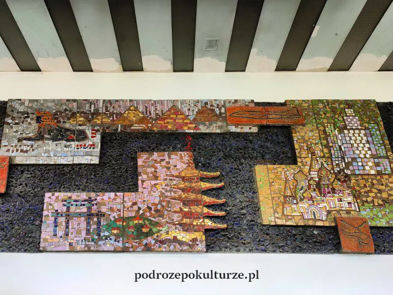 Fragment reliefu "Miasta" w dawnym hotelu Cracovia