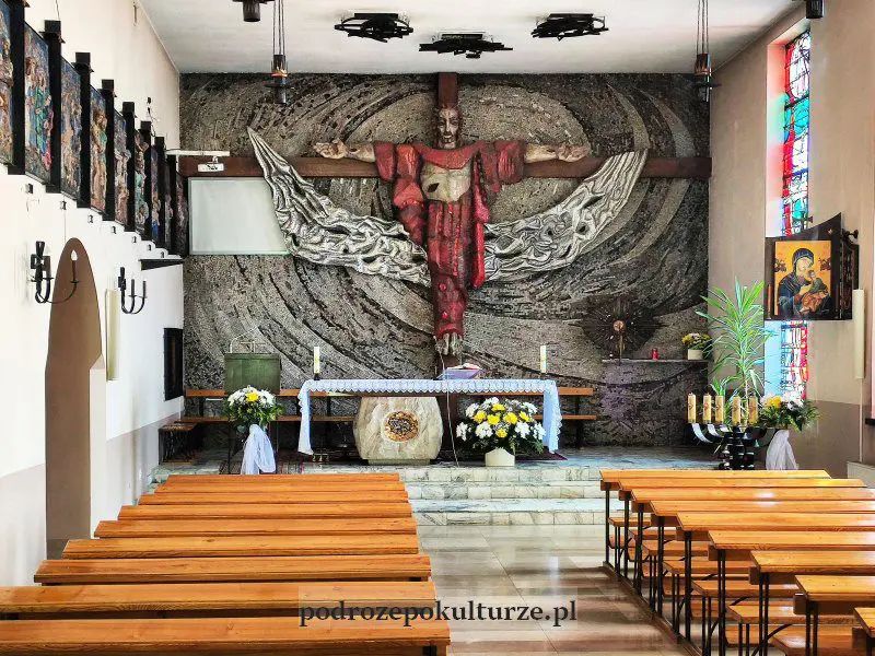 Wystrój kościoła Chrystusa Króla w krakowskich Przegorzałach - posąg Chrystusa z wymienną głową