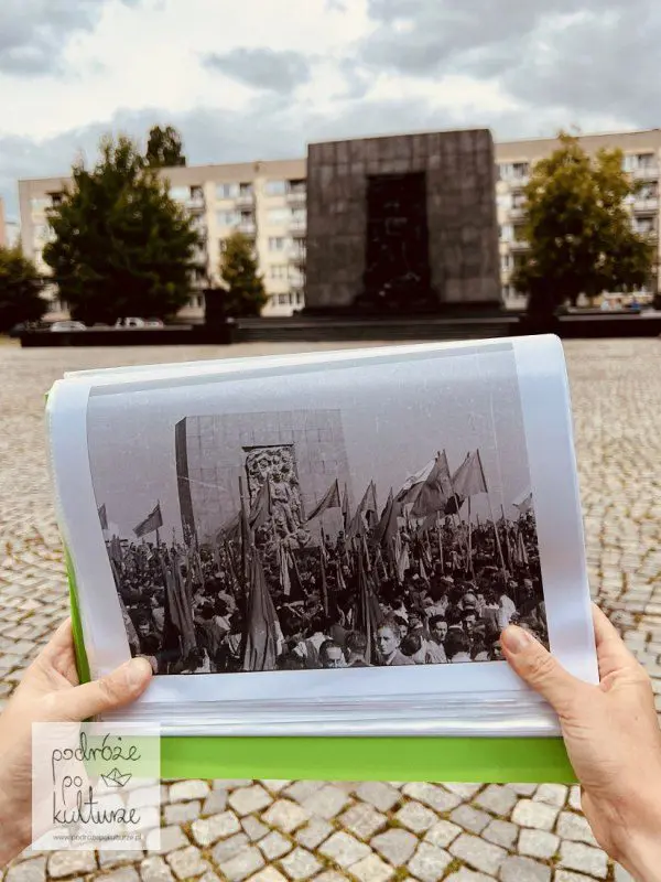 Muranów pomnik Bohaterów Getta na archiwalnej fotografii