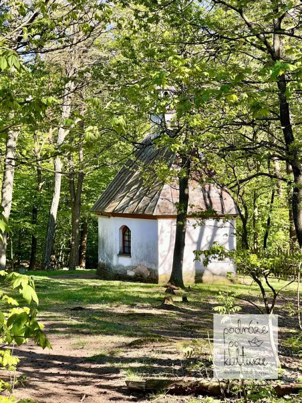 Kaplica w rezerwacie Kręgi Kamienne w Tumlinie