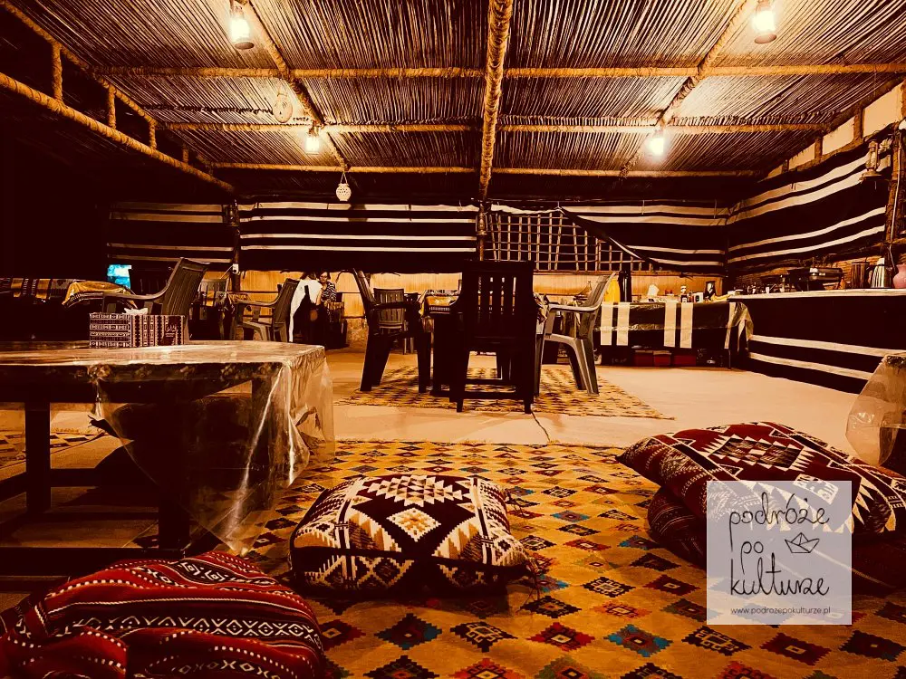 nocleg na pustyni w Omanie wnętrze namiotu glamping