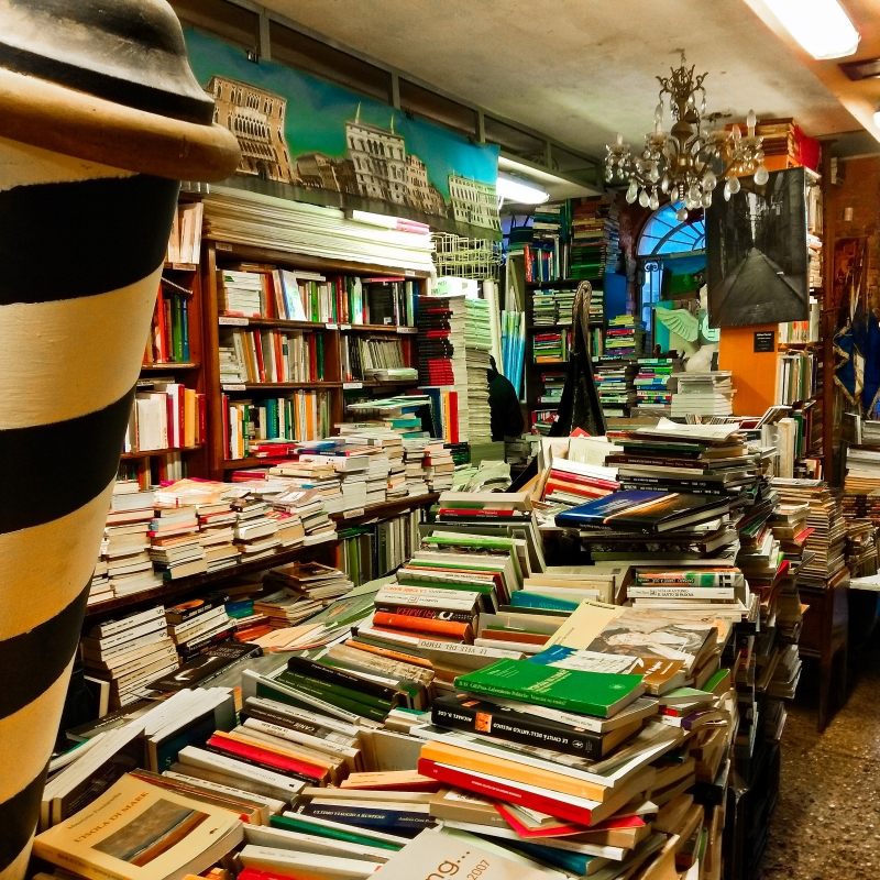 Księgarnia Libreria Acqua Alta w Wenecji Włochy