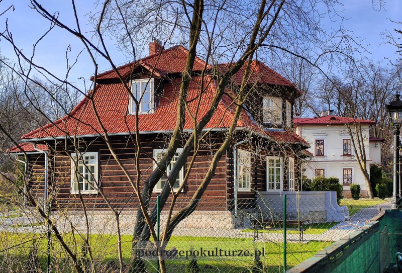 Willa Japonka w Krzeszowicach. Drewniany dom z mansardowym dachem. Zadbany zabytek