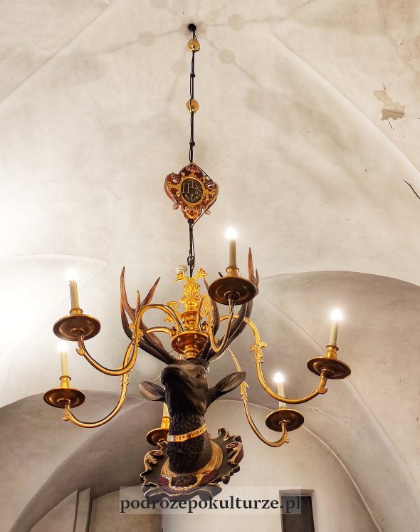 Olsztyn żyrandol jeleń w katedrze św. Jakuba