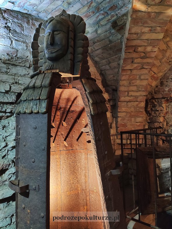 ZAmek w Reszlu wystawa narzędzi tortur żelazna dziewica