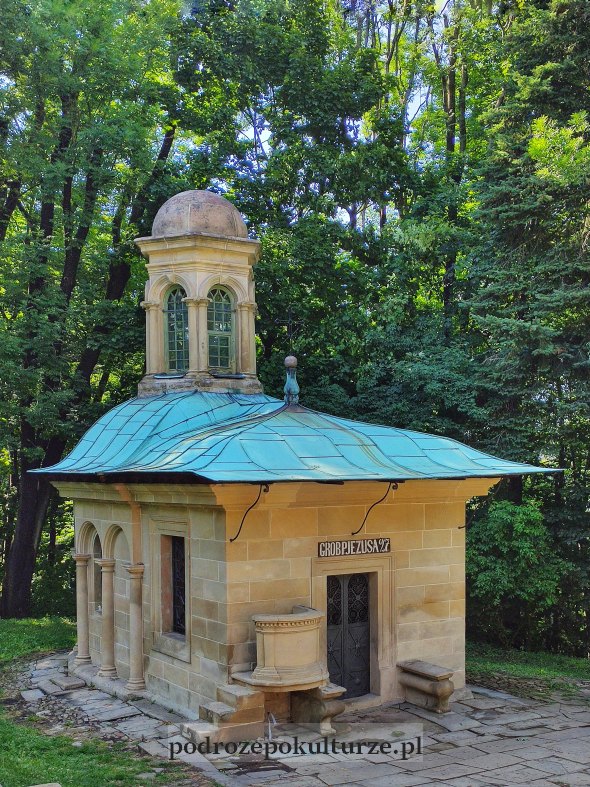 Dróżki kalwaryskie - kaplica grób Chrystusa