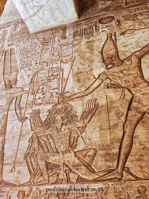 Świątynia Ramzesa II w Abu Simbel Egipt wnętrze relief z jeńcami