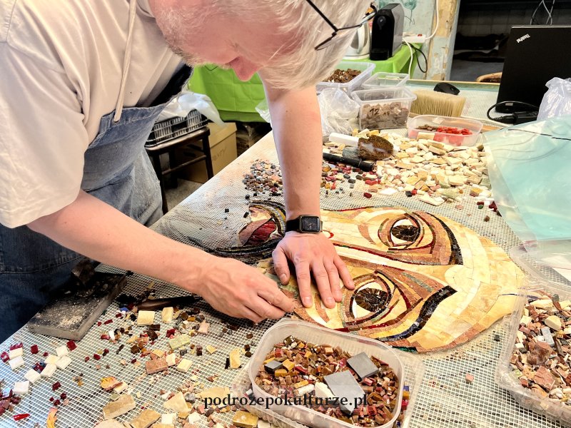 Lucjan Bartkowiak przy pracy nad mozaiką