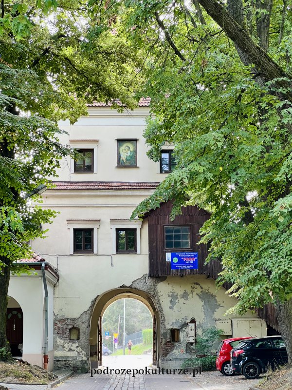 Klasztor Sióstr Benedyktynek Jarosław - brama wjazdowa