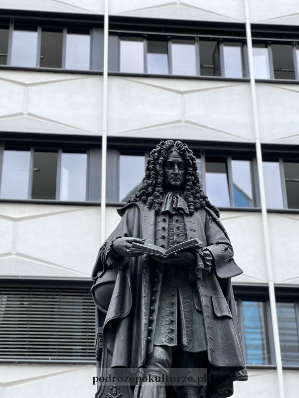 Gottfried Wilhelm Leibniz pomnik na dziedzińcu Uniwersytetu w Lipsku